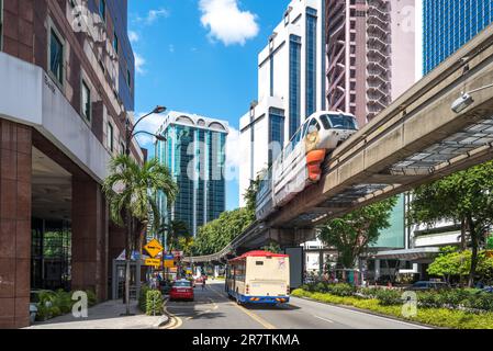 Paysage de rue de la circulation, du pont et du train dans le quartier Bukit Bintang de Kuala Lumpur. Les trains de la ligne KL Monorail relient plusieurs gares Banque D'Images