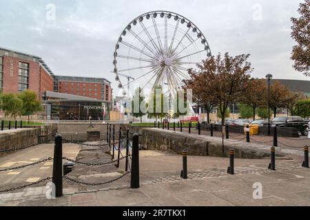 LIVERPOOL, GRANDE-BRETAGNE - 13 SEPTEMBRE 2014 : c'est un parc d'attractions avec une grande roue sur le site des anciens quais. Banque D'Images