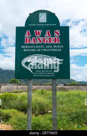 Signe d'avertissement de Crocodiles dans le village de Santubong près de l'estuaire de la rivière Santubong dans la mer de Chine méridionale dans le nord de Kuching. Il y en a Banque D'Images