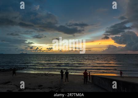 Vue sur la mer de Chine méridionale au coucher du soleil sur la plage de Damai dans le parc national de Santubong dans le nord de la ville Kuching sur Bornéo Banque D'Images