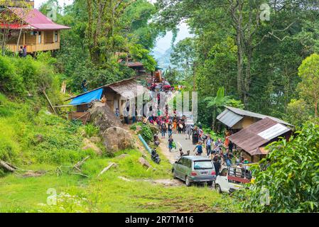 Procession vers les tombeaux de roche de Lo'ko Mata, en haut des montagnes de Tana Toraja. La cérémonie funéraire est une partie importante du culte de la mort du Banque D'Images