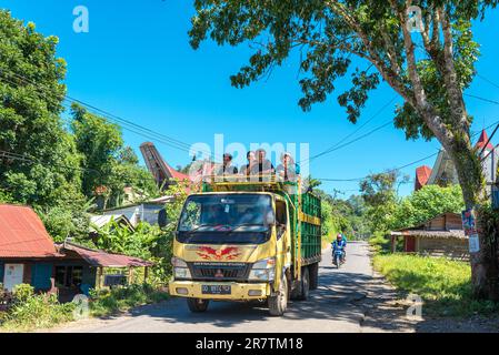 Le trajet en camion est l'un des transports communs de villageois ordinaires dans la province de Tana Toraja sur Sulawesi Banque D'Images