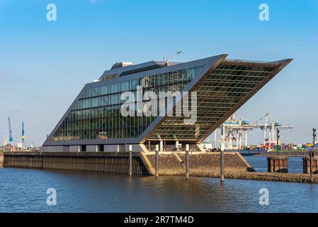 Vieux port de pêche à Hambourg Altona avec un nouveau bâtiment de bureau extraordinaire. Dockland dans le Neum Banque D'Images