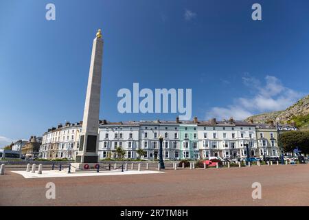 Monument et maisons britanniques typiques, jonction North Parade et South Parade, front de mer, station balnéaire de Llandudno, pays de Galles, Royaume-Uni Banque D'Images