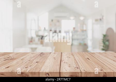 Table en bois sur fond de café flou propre lumière claire lumière premier plan maquette pour l'affichage des produits de montage Banque D'Images