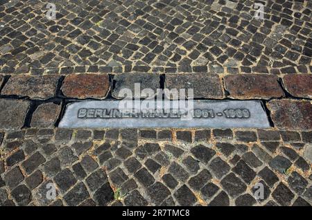 Mémorial, monument, marquant le cours du mur de Berlin, pavés, Berlin, Allemagne Banque D'Images