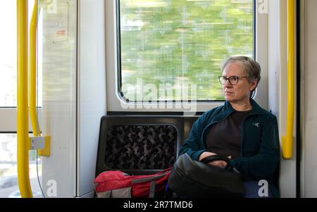 Femme âgée, passager, équitation dans souterrain, BVG, Berliner Verkehrsbetriebe, Berlin, Allemagne Banque D'Images