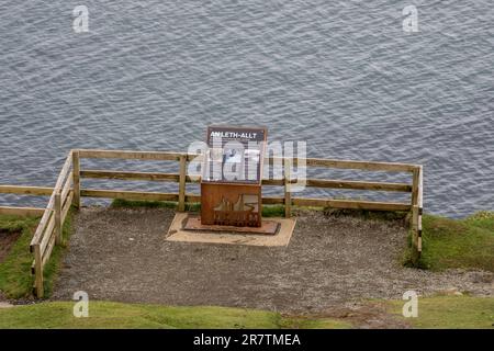 Point de vue au-dessous de la cascade de Lealt, sur la falaise de basalte près de Staffin, île de Skye, Écosse, Royaume-Uni Banque D'Images