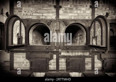 Incinérateur de crématorium, ancien camp de concentration forêt de hêtres, aujourd'hui mémorial, noir et blanc, vintage, Weimar, Thuringe, Allemagne Banque D'Images