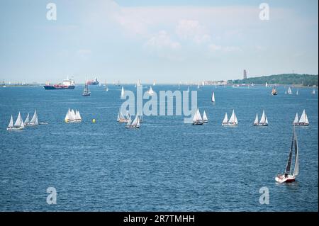 Kiel, Allemagne. 17th juin 2023. De nombreux voiliers sur le fjord de Kiel. La semaine Kiel a commencé avec une grande réponse des visiteurs. Déjà plusieurs heures avant l'ouverture officielle dans la soirée, de nombreuses personnes ont défilé à travers la ville et le long de la rive du fjord dans la capitale du Schleswig-Holstein. Credit: Jonas Walzberg/dpa/Alay Live News Banque D'Images