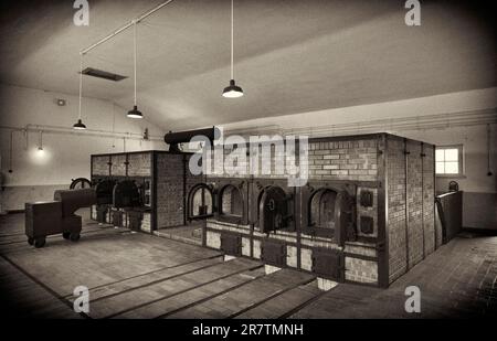 Incinérateur de crématorium, ancien camp de concentration forêt de hêtres, aujourd'hui mémorial, noir et blanc, vintage, Weimar, Thuringe, Allemagne Banque D'Images