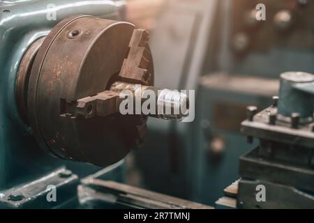 Fraise à rotor pour machine à lathe CNC de précision ancienne en usine de métaux lourds. Banque D'Images