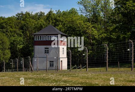 Une clôture de camp reconstruite avec tour de guet, ancien camp de concentration de la forêt de hêtres, aujourd'hui un mémorial, Weimar, Thuringe, Allemagne Banque D'Images