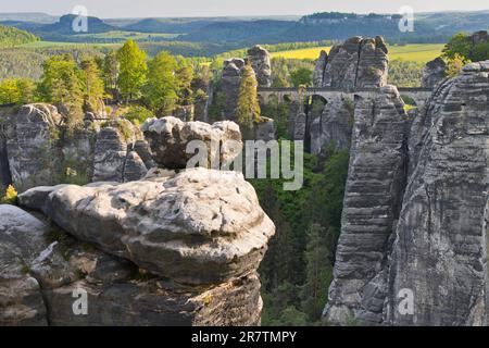 Vue sur le Bastei, le pont Bastei, avec Wehlnadel et Wehlgrund, en arrière-plan Lilienstein et la forteresse Koenigstein, Suisse saxonne nationale Banque D'Images