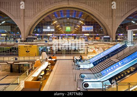 Traversez le hall de la plate-forme avec centre commercial en début de matinée avec vue sur les voies, gare principale, Leipzig, Saxe, Allemagne Banque D'Images