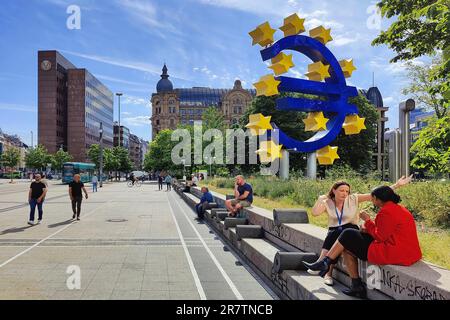 Euro sculpture, œuvre d'Ottmar Hoerl, Willy-Brandt-Platz, Francfort-sur-le-main, Hesse, Allemagne Banque D'Images