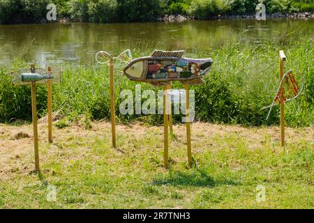 Calaque de poissons sur les rives du Weser, projet d'art par OGS Albaxen, State Garden Show, Hoexter, Rhénanie-du-Nord-Westphalie, Allemagne Banque D'Images