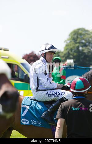 Jockey Cam Hardie sur Mister Gan à l'hippodrome de York. Banque D'Images