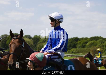 Jockey Tom Eaves sur Batal Zebeel à l'hippodrome de York. Banque D'Images