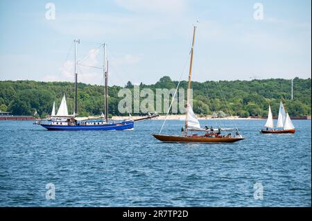 Kiel, Allemagne. 17th juin 2023. Des voiliers naviguent sur le fjord de Kiel. La semaine Kiel a commencé avec une grande réponse des visiteurs. Déjà plusieurs heures avant l'ouverture officielle dans la soirée, de nombreuses personnes ont défilé à travers la ville et le long de la rive du fjord dans la capitale du Schleswig-Holstein. Credit: Jonas Walzberg/dpa/Alay Live News Banque D'Images