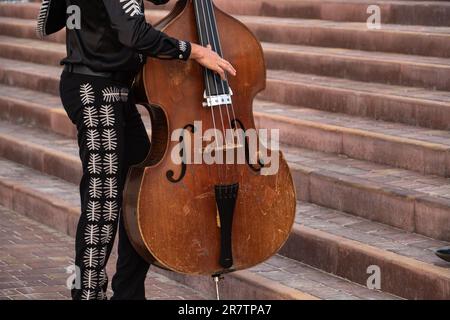 Le musicien Mariachi joue la double basse en extérieur. Banque D'Images