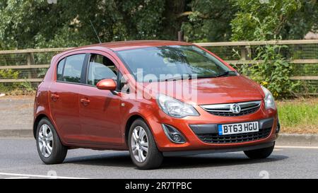 Milton Keynes,Royaume-Uni - 18 juin 2023: 2013 voiture rouge VAUXHALL CORSA voyageant sur une route anglaise Banque D'Images