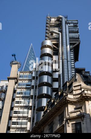 Londres, Royaume-Uni: La Lloyds de Londres avec la flèche pointue du Scalpel derrière. Vue de Leadenhall Street dans la City de Londres. Banque D'Images