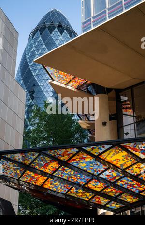 Londres, Royaume-Uni : la voûte colorée au-dessus de l'entrée du 22 Bishopsgate dans la ville de Londres avec le gratte-ciel Gherkin derrière. Banque D'Images