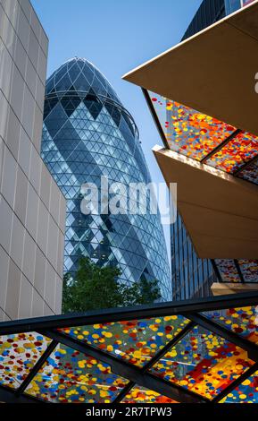 Londres, Royaume-Uni: Le gratte-ciel de Gherkin dans la ville de Londres avec la voûte colorée au-dessus de l'entrée du 22 Bishopsgate en face. Banque D'Images