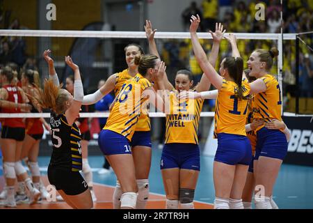 Lund, Suède. 17th juin 2023. LUND, SUÈDE 20230617The les Suédois célèbrent la victoire devant une foule record quand la Suède a pris la Belgique dans la Ligue d'or en volley-ball dans la Sparbanken Skåne Arena à Lund, Suède samedi, 17 juin 2023. 3 000 spectateurs ont occupé le hall de Lund. La Suède a remporté le match 3-1 par lots. Photo: Johan Nilsson/TT/Code 50090 crédit: TT News Agency/Alay Live News Banque D'Images