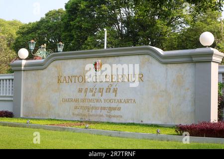 Yogyakarta, Indonésie - 20 mars 2023 : plaque signalétique du bureau du gouverneur de la région spéciale de Yogyakarta. Papan Nama Kantor Gubernur Yogyakarta. Banque D'Images