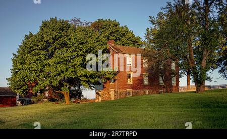 Lever de soleil contre la maison de ferme à la ferme Codori à Gettysburg Banque D'Images