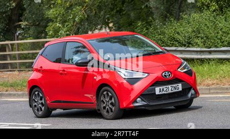 Milton Keynes, Royaume-Uni - 18 juin 2023 : voiture Toyota AYGO 2021 rouge sur une route anglaise Banque D'Images