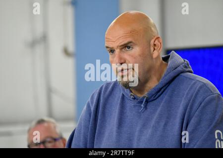 Philadelphie, États-Unis. 17th juin 2023. Le sénateur John Fetterman parle après une tournée aérienne avec le président Joe Biden du site de l'effondrement de l'I-95, à Philadelphie, en Pennsylvanie, aux États-Unis, sur 17 juin 2023. (Photo de Bastiaan Slabbers/Sipa USA) crédit: SIPA USA/Alay Live News Banque D'Images