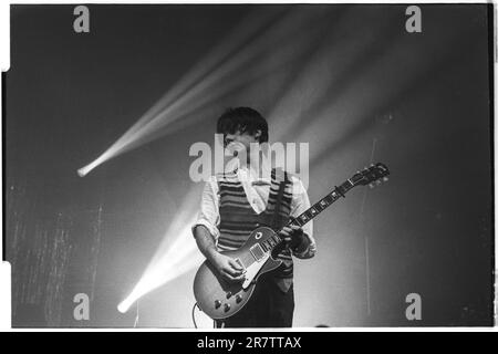 STONE ROSES, JOHN SQUIRE, GUITARE, 1994 : John Squire des Stone Roses jouant au Newport Centre à Newport, pays de Galles, Royaume-Uni en tournée pour promouvoir leur single Love Spreads et leur album second Coming, le 4 décembre 1994. Photo : Rob Watkins Banque D'Images