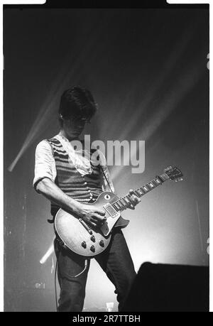 STONE ROSES, JOHN SQUIRE, GUITARE, 1994 : John Squire des Stone Roses jouant au Newport Centre à Newport, pays de Galles, Royaume-Uni en tournée pour promouvoir leur single Love Spreads et leur album second Coming, le 4 décembre 1994. Photo : Rob Watkins Banque D'Images