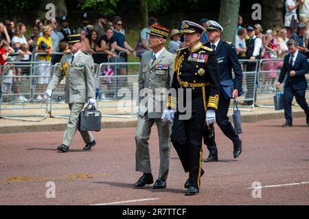 Londres, Royaume-Uni. 17 juin 2023. Les VIP, les invités et les porteurs de tickepapers à Horse Guards Parade sont les premières personnes autorisées dans le Mall après Trooping the Color où le roi Charles prendra le salut. Plus de 1 400 soldats en parachute, 200 chevaux et 400 musiciens participent à la cérémonie de Trooping the Color (défilé d'anniversaire du Roi) pour marquer l'anniversaire officiel du souverain et cette année sera le premier défilé d'anniversaire du règne du Roi Charles III. Credit: Stephen Chung / Alamy Live News Banque D'Images