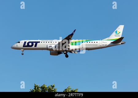 Francfort, Allemagne. 03rd juin 2023. Beaucoup de Polish Airlines Embraer 190 avec un Warmia Mazury sponsorisant la livrée sur le point d'atterrir à l'aéroport de Francfort. (Photo de Fabrizio Gandolfo/SOPA Images/Sipa USA) crédit: SIPA USA/Alay Live News Banque D'Images