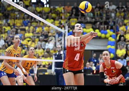 Lund, Suède. 17th juin 2023. LUND, SUÈDE 20230617Nathalie Lemmens (4) de Belgique devant une foule record quand la Suède a accueilli la Belgique dans la Ligue d'or en volley-ball à l'arène Sparbanken Skåne à Lund, en Suède, samedi, 17 juin 2023. 3 000 spectateurs ont occupé le hall de Lund. Photo: Johan Nilsson/TT/Code 50090 crédit: TT News Agency/Alay Live News Banque D'Images