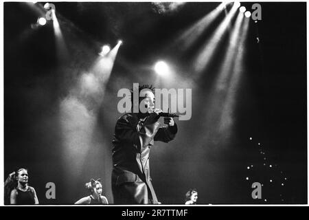 ANT McPartlin de PJ et Duncan, également connu sous le nom de Ant & Dec, joue au St David's Hall de Cardiff en décembre 1995. Photo : Rob Watkins Banque D'Images