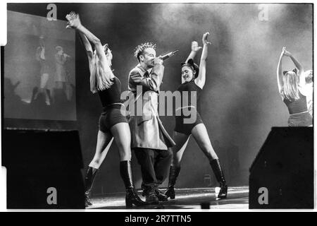 ANT McPartlin de PJ et Duncan, également connu sous le nom de Ant & Dec, joue au St David's Hall de Cardiff en décembre 1995. Photo : Rob Watkins Banque D'Images