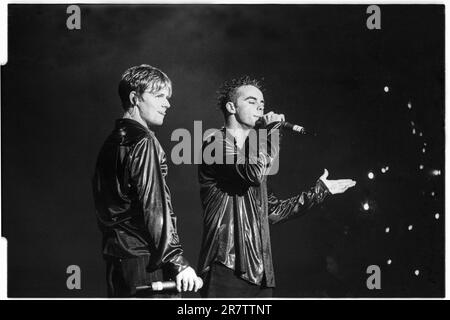 PJ et Duncan, également connus sous le nom de Ant & Dec ou Ant McPartlin et Declan Donnelly, jouent au St David's Hall de Cardiff en décembre 1995. Photo : Rob Watkins Banque D'Images