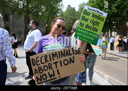 Londres, Royaume-Uni. 17 juin 2023. Une manifestation en faveur de l'avortement pour exiger une réforme juridique de la loi sur l'avortement en Grande-Bretagne. Une mère de trois enfants a été emprisonnée pendant 28 mois, après avoir utilisé des pilules d'avortement pour mettre fin à sa propre grossesse devant les cours royales de justice. La loi de l'homme pénalise les femmes. Femmes imprégnées d'homme. Pourquoi ne punissent-ils pas l'homme? Il n'y a pas de vainqueur mais le chagrin des femmes, une mère ses trois enfants est également puni par la loi victorienne britannique moyenne. Assemblée aux cours royales de justice marche à Downing Street dans un rallye. Crédit : voir Li/Picture Capital/Alamy Live News Banque D'Images