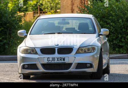 Milton Keynes, Royaume-Uni - 17 juin 2023 : vue avant de la BMW série 3 2011, voiture roulant sur une route anglaise Banque D'Images