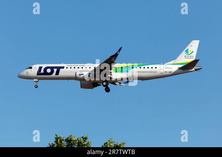 Francfort, Allemagne. 3rd juin 2023. Beaucoup de Polish Airlines Embraer 190 avec un Warmia Mazury sponsorisant la livrée sur le point d'atterrir à l'aéroport de Francfort. (Credit image: © Fabrizio Gandolfo/SOPA Images via ZUMA Press Wire) USAGE ÉDITORIAL SEULEMENT! Non destiné À un usage commercial ! Banque D'Images