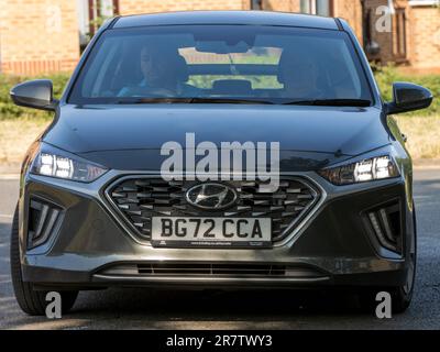 Milton Keynes, Royaume-Uni - 16 juin 2023 : vue de face d'une voiture électrique hybride Hyundai Ioniq de 2022 grise Banque D'Images