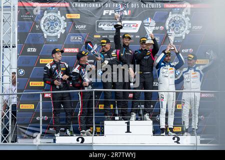 Podium 1 AM, 55 HURGON Laurent FRA, FERTÉ Alain FRA, Autosport GP LS Group Performance, Alpine A110 GT4 EVO, AM, 77 SURAND Corentin FRA, CAMPBELL Christopher FRA, ARMADA Racing Division, Mercedes AMG GT4, AM, 03 ROBINEAU Aurélien FRA, PANTRHOEN Paul FRA, Code Racing Development, Alpine A110 GT4 EVO, AM, lors de la ronde 3rd du Championnat de France FFSA GT - GT4 France 2023, de 16 juin au 18, 2023 sur le circuit de Dijon-Prenois, à Dijon, France - photo Marc de Mattia/DPPI crédit: DPPI Media/Alamy Live News Banque D'Images