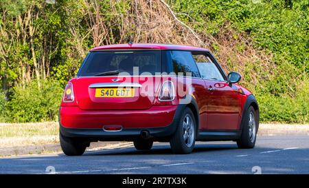 Milton Keynes, Royaume-Uni - 17 juin 2023 : vue arrière d'une mini voiture rouge de 2008 qui se déplace sur une route anglaise Banque D'Images