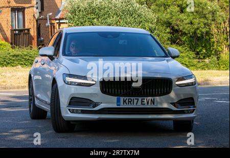 Milton Keynes,UK - 17 juin 2023: 2017 moteur diesel blanc VOLVO S90 INSCRIPTION D5 PP AWD Une voiture voyageant sur une route anglaise Banque D'Images