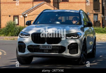 Milton Keynes, Royaume-Uni - 17 juin 2023: 2022 blanc hybride électrique BMW X5 XDRIVE 40I M SPORT MHEV VOITURE AUTO voyageant sur une route anglaise Banque D'Images
